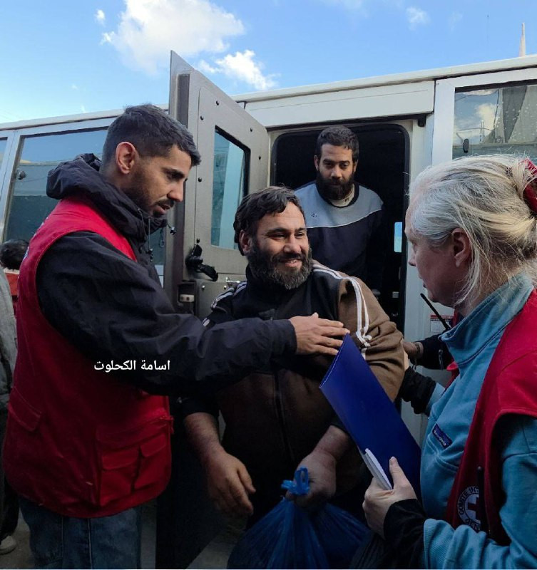 وصول 8 أسرى محررين إلى مستشفى «شهداء الأقصى»، في دير البلح وسط قطاع غزّة....