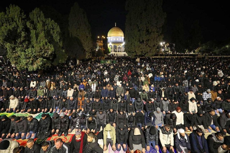 رغم تضييقات الاحتلال.. 70 ألف مصلّ أدوا صلاة التراويح في المسجد الأقصى....
