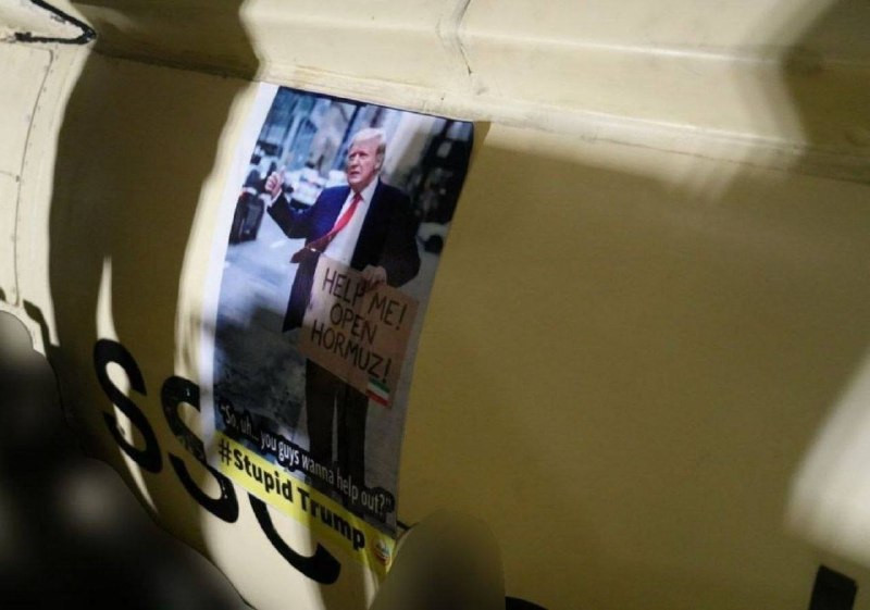 الإيرانيون يسخرون من الرئيس الأمريكي دونالد ترامب، حيث ظهر في صورة على صاروخ يحمل لافتة كتب عليها "ساعدوني في فتح مضيق هرمز"....