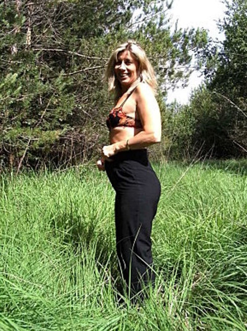 Lisa se met nue en foret 03.jpg