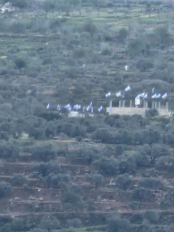 بعد رحيل صاحب المنزل تحت وطأة الاعتداءات المكثفة.. المستوطنون يرفعون أعلام الاحتلال على سطح منزل بمنطقة "اليتماوي" قرب بلدة بيتا، جنوب نابلس....