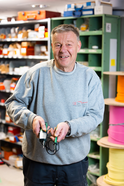 senior elektriker mit spannungspruefer.jpg