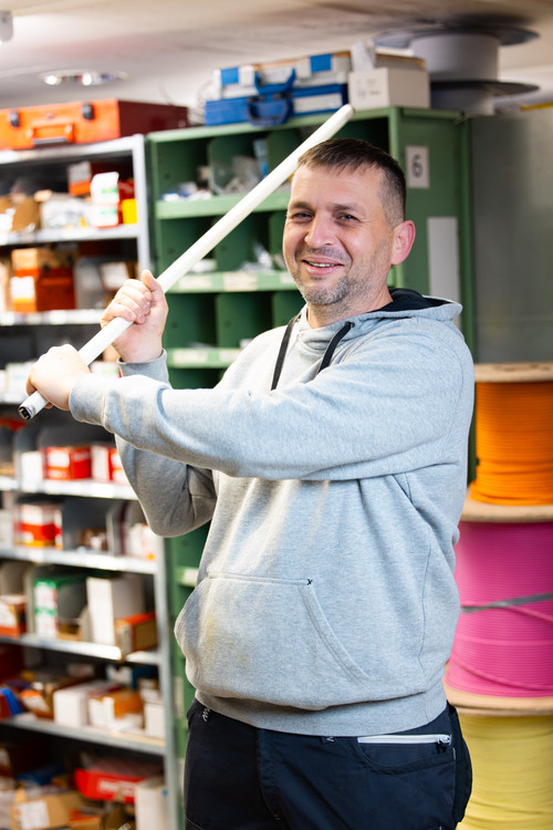 elektriker kurzhaar mit kabelrohr lachend.jpg