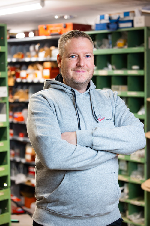 portrait geschaeftsfuehrer verschraenkte arme.jpg