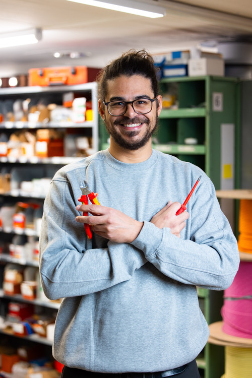 elektriker brille dutt mit zange schraubenzieher.jpg