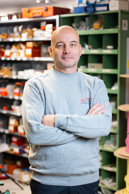 portrait elektriker glatze blauaeugig.jpg