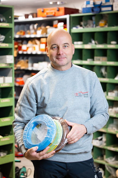 elektriker glatze mit kabelrollen.jpg