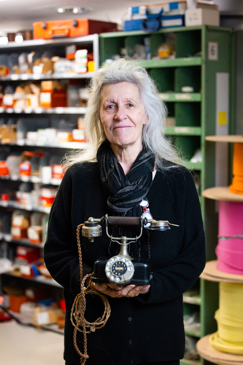 portrait seniorin mit antikem telefon.jpg