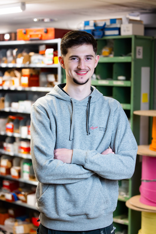 portrait lehrling jung lachend.jpg