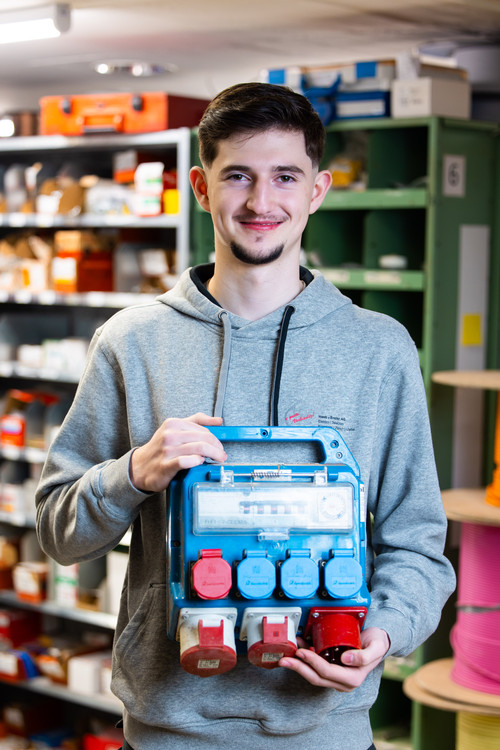 lehrling jung mit baustromverteiler.jpg