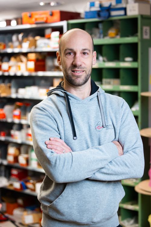 portrait elektriker glatze sportlich.jpg