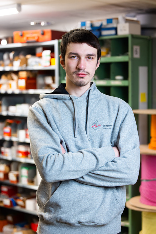 portrait elektriker dunkelhaarig ernst.jpg