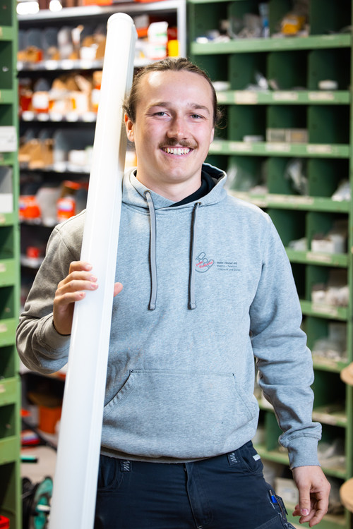 mitarbeiter schnurrbart mit kabelrohr.jpg