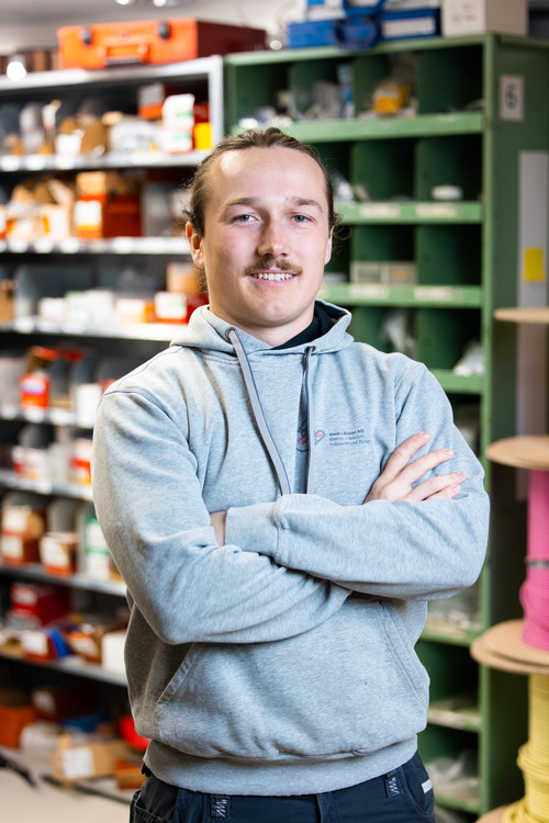 portrait mitarbeiter schnurrbart blond.jpg