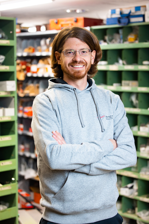 portrait elektriker lange haare brille.jpg