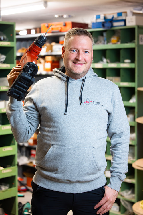 geschaeftsfuehrer mit winkelschleifer.jpg