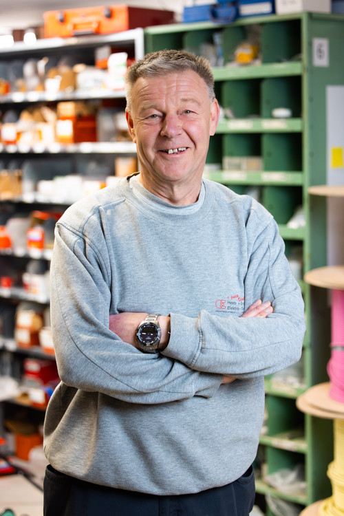 portrait senior elektriker lachend.jpg