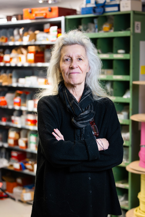 portrait seniorin verschraenkte arme.jpg