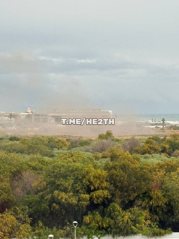 تصاعد أعمدة الدخان بعد سقوط صاروخ على مبنى في "نهاريا" شمال إسرائيل...