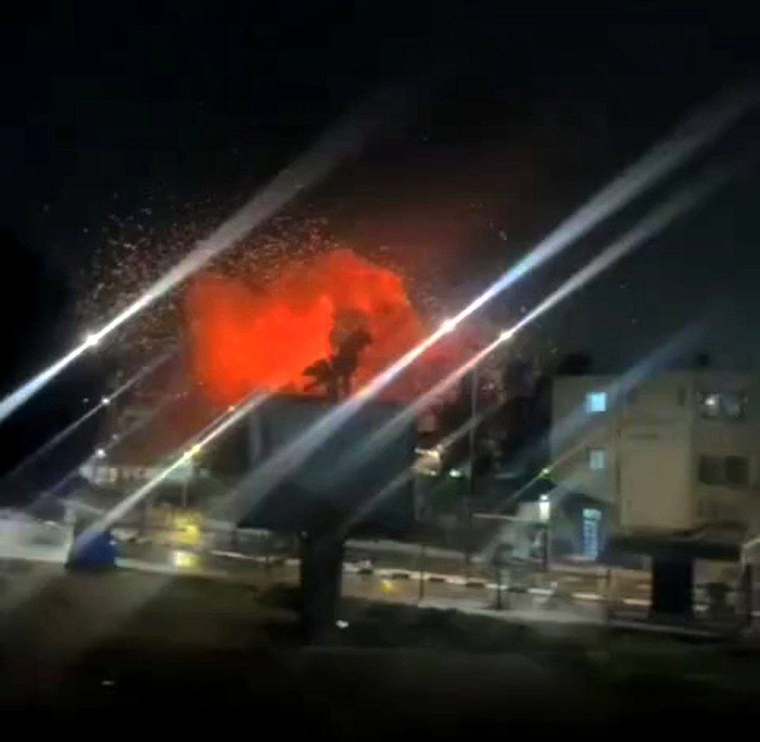 ينون يتاح - القناة 15 العبرية: تبين أن الإصابة في ديمونا ليست ناتجة عن شظايا اعتراض أو قنابل عنقودية، بل هي إصابة مباشرة لرأس حربي سقط داخل المدينة....