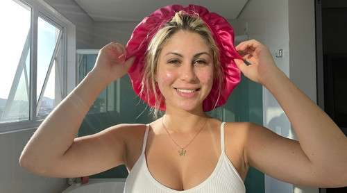 isabelle usando touca de cetim.jpg