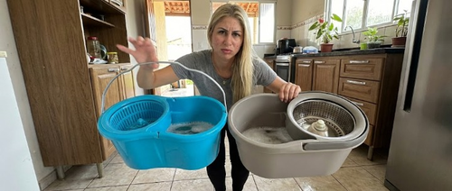 isabelle segurando mop giratorio shopee.png