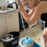 mop giratorio limpando piso laminado.png