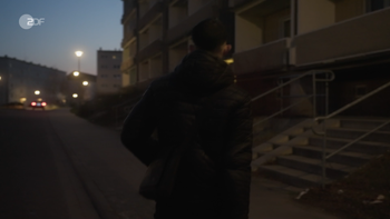 Im.Osten.was.Neues.2025.GERMAN.1080p.ZDF.WEB DL.h264 SLiDE.1:11:18.width=350.png