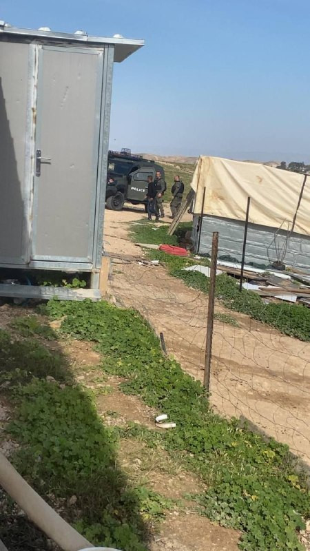 أجرت قوات الاحتلال الإسرائيلي تحقيقًا ميدانيًا مع عدد من المواطنين في تجمع بير المسكوب البدوي شرقي القدس المحتلة قبل أن تنسحب من المكان....