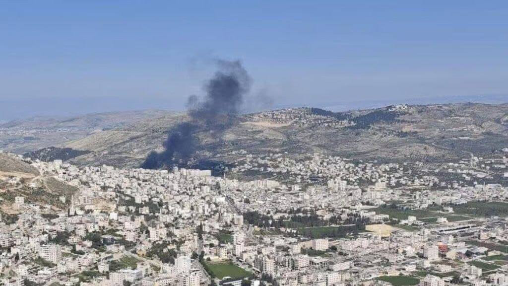 صورة | سقطت شظايا صورايخ إعتراضية في حوارة جنوب نابلس في الهجوم الأخير من إيران....