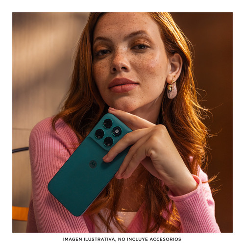MotoG77(Esmeralda)Lifestyle.jpg