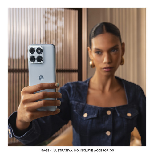 MotorolaEdge70Fusion(Celeste)Lifestyle.jpg
