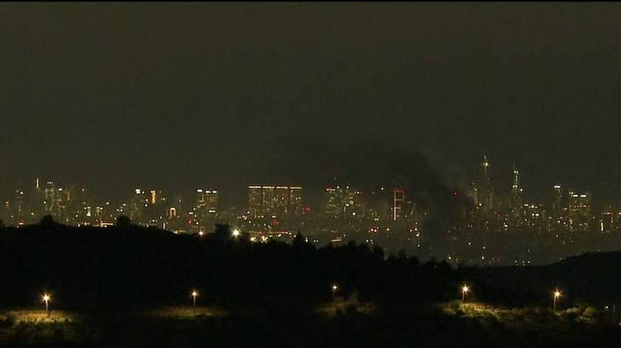 تصاعد أعمدة الدخان في "تل أبيب" بعد سقوط صواريخ عليها...