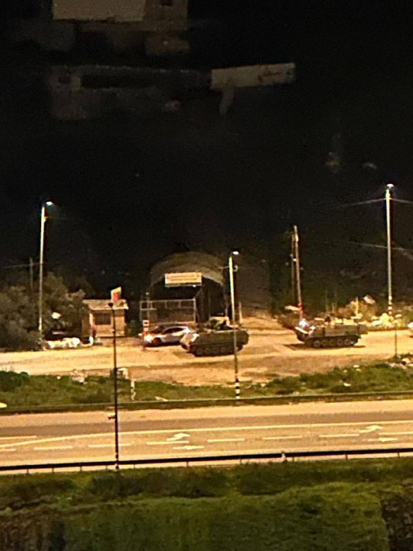 مدرعتان لجيش الاحتلال على مدخل بلدة قبلان، جنوب شرق نابلس....