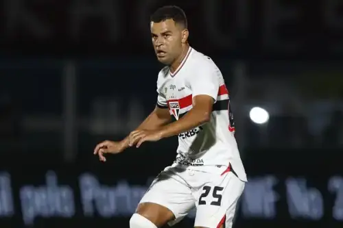 Alisson se despede do São Paulo ao desembarcar no Rio para acertar com o Fluminense