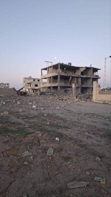 بناية سكنية دُمرت جراء استهدافها بغارة طيران الاحتلال على بلدة دورس في بعلبك شرق لبنان....