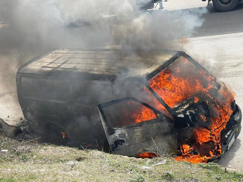 الاحتلال يقصف حافلة على طريق البيدر في لبنان....