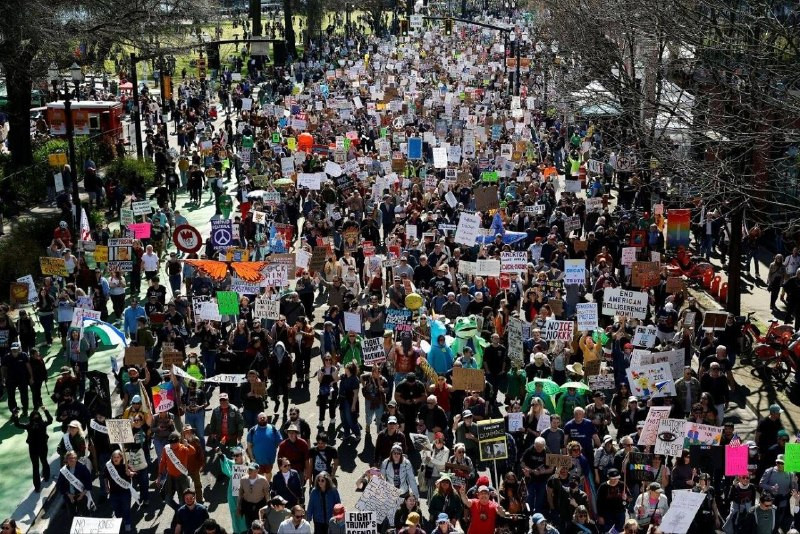 يتظاهر ملايين الأشخاص الليلة في حوالي 3200 مدينة في جميع الولايات الأمريكية الخمسين احتجاجًا على إدارة ترامب....