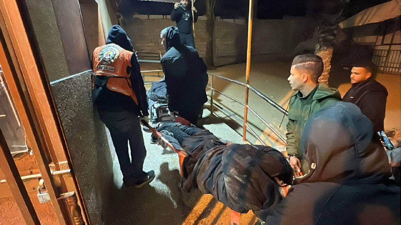 شاهد- 6 شهداء ومصابون جراء استهداف طائرات الاحتلال نقاطًا شرطية في مواصي خان يونس جنوبي قطاع غزة فجر اليوم....