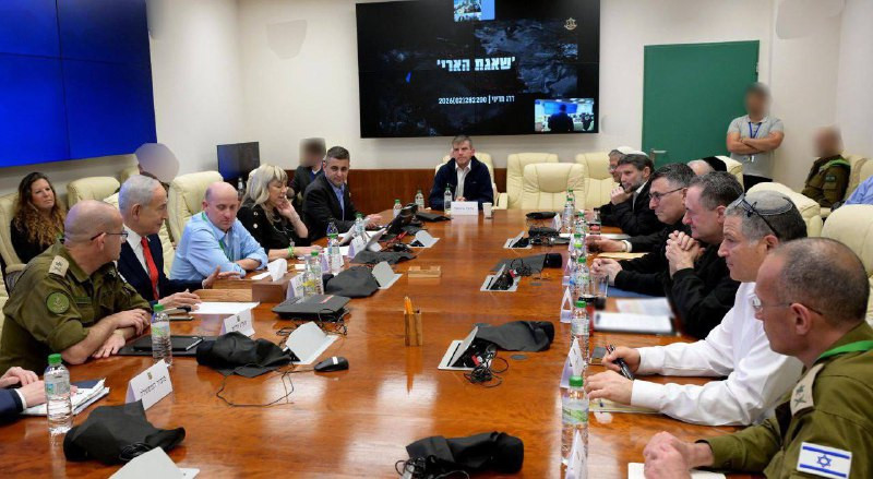 نتنياهو يجري حالياً مشاورات أمنية مع قادة المؤسسة العسكرية وأعضاء «الكابينت»....