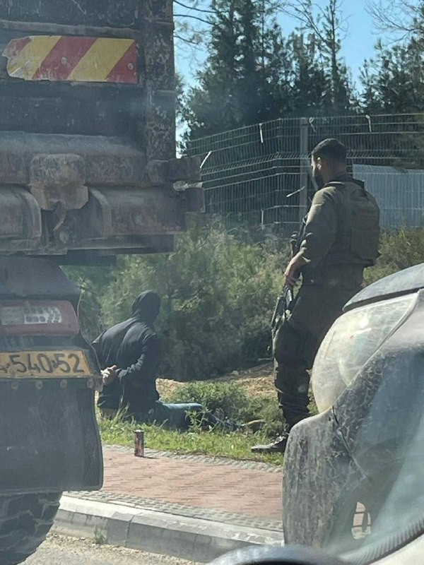 قوات الاحتلال تعتقل شابًا قرب مفترق "غوش عتصيون" في بيت لحم...