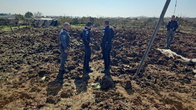 شرطة الاحتلال في مكان سقوط عددً من الصواريخ ....