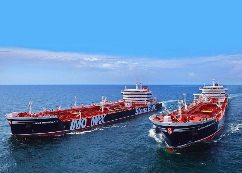 إيران تستهدف ناقلة النفط Stena Imperative التي ترفع علم الولايات المتحدة أثناء وجودها في ميناء البحرين، مما أدى إلى إشعال النار في السفينة، وهي تنقل م...