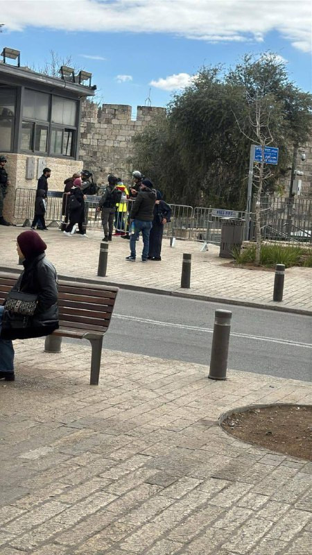 قوات الاحتلال تغلق باب العامود وتطالب المحلات بالإغلاق بسبب الأوضاع الأمنية...