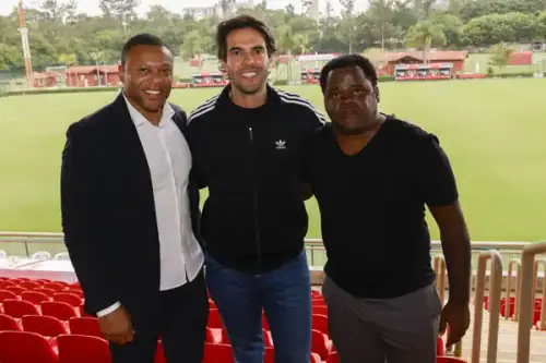 Ídolos do São Paulo visitam CT de Cotia e inspiram nova geração