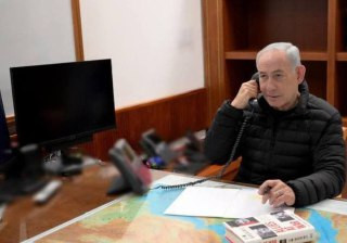 مكتب نتنياهو ينشر هذه الصورة خلال اتصاله مع ترمب وهو يقرأ كتاب "حلفاء في الحرب"...