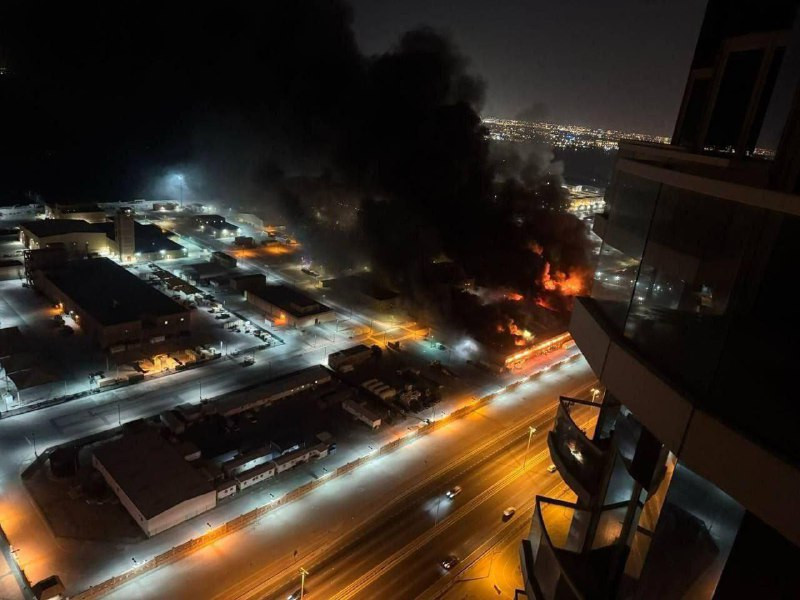 حريق هائل يلتهم منشأة بحرية أمريكية قرب ميناء سلمان في البحرين...