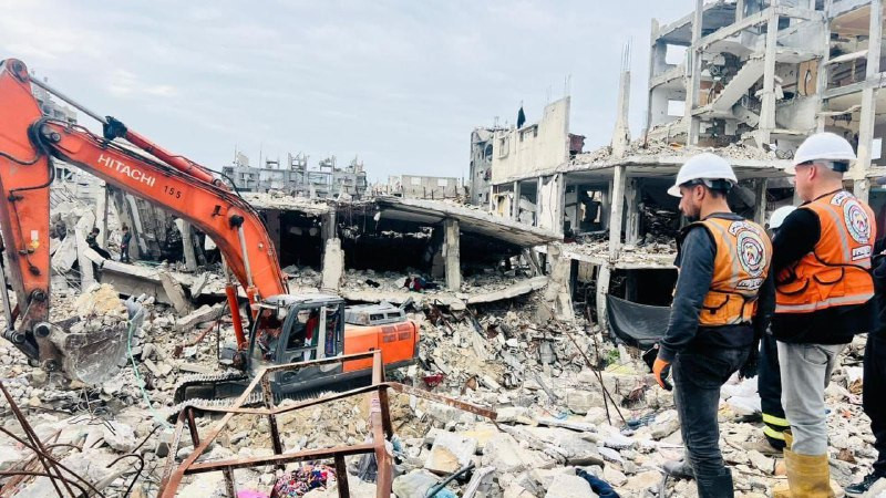 انتشال رفات 20 شهيدًا من تحت أنقاض منزل دمرته طائرات الاحتلال على رؤوس ساكنيه في بيت لاهيا شمالي قطاع غزة خلال الحرب....