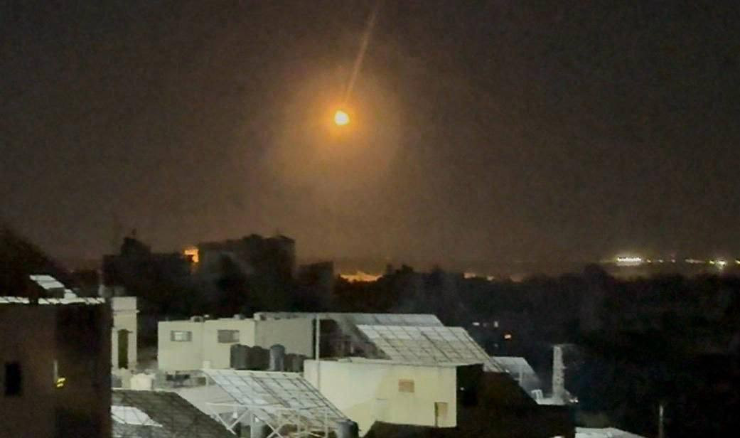 صورة | مدفعية الاحتلال تقصف عدة مناطق شرق حي الزيتون جنوب شرقي مدينة غزة، تزامناً مع إطلاق نار وإلقاء قنابل مضيئة....
