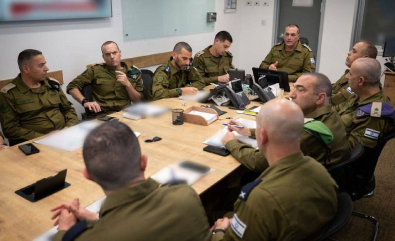 زمير خلال المشاروات الأمنية قبل قليل للرد على القصف من لبنان: حزب الله فتح هذه الليلة معركة ضد إسرائيل، والمسؤولية عن هذا التصعيد تقع على عاتقه، كل من...